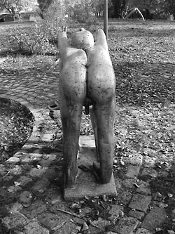 Fritz Widhalm: Statue