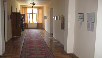 Aufbau der Ausstellung im Haus des Schriftstellerverbandes in Eriwan.