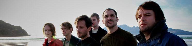 British Sea Power am Strand von Eigg, Innere Hebriden, Schottland. Foto: Rough Trade